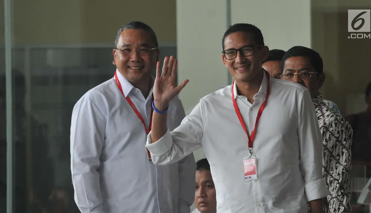 Wagub DKI Jakarta terpilih Sandiaga Uno tersenyum usai menjalani pemeriksaan di gedung KPK, Jakarta, Jumat (14/7). Sandiaga Uno diperiksa sebagai saksi kasus korupsi pembangunan rumah sakit pendidikan khusus penyakit infeksi. (Liputan6.com/Helmi Afandi)