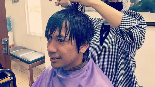 6 Potret Terbaru Rian D'Masiv Usai Potong Rambut, Penampilannya Berubah