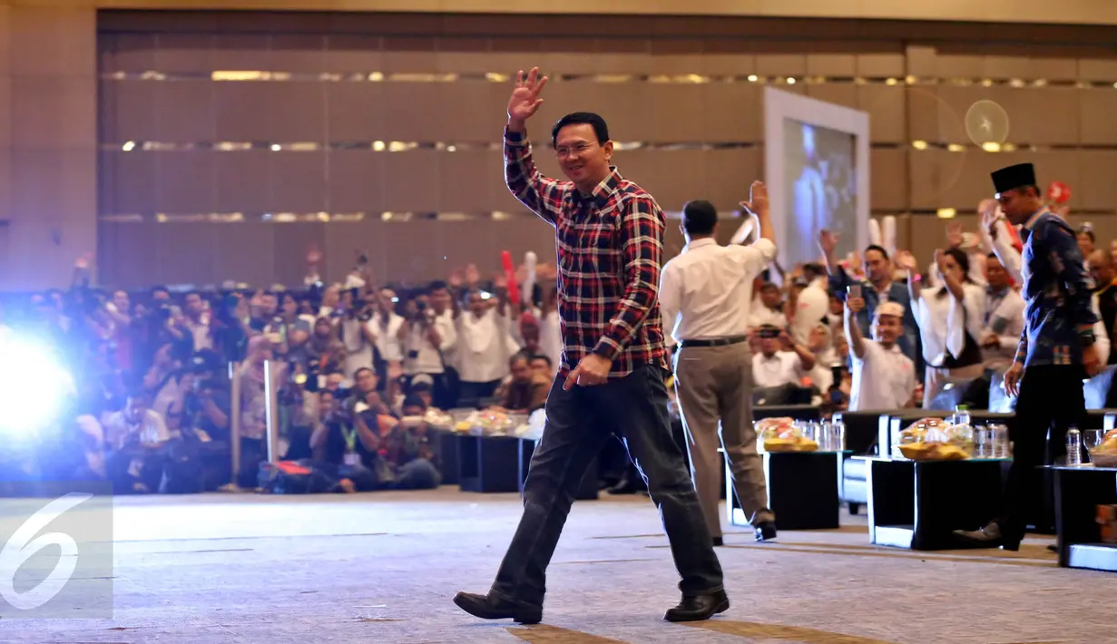 Calon Gubernur DKI Jakarta Basuki Tjahja Purnama bersiap mengambil nomor urut Pilkada DKI Jakarta saat Rapat Pleno Pengundian Nomor Urut pasangan Cagub dan Cawagub DKI Jakarta, Selasa, (25/10). (Liputan6/JohanTallo)
