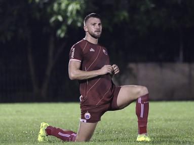 Pemain Persija Jakarta, Marko Simic, melakukan pemansan saat latihan di Lapangan Sutasoma Halim, Jakarta, Jumat (10/5). Latihan ini merupakan persiapan jelang laga Liga 1 Indonesia 2019. (Bola.com/Yoppy Renato)