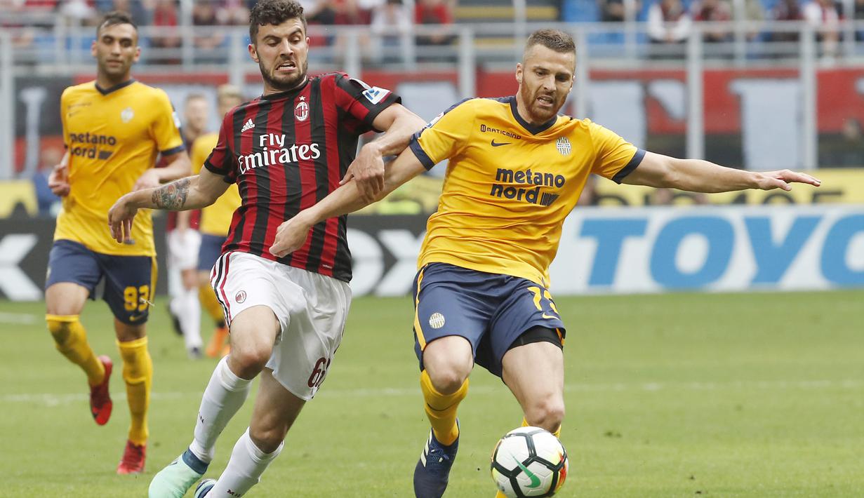 Pemain AC Milan, Patrick Cutrone (kiri) berusaha merebut bola dari pemain Hellas Verona, Thomas Heurtaux pada lanjutan Serie A di San Siro stadium, Milan, (5/5/2018). AC Milan menang telak 4-1. (AP/Antonio Calanni)