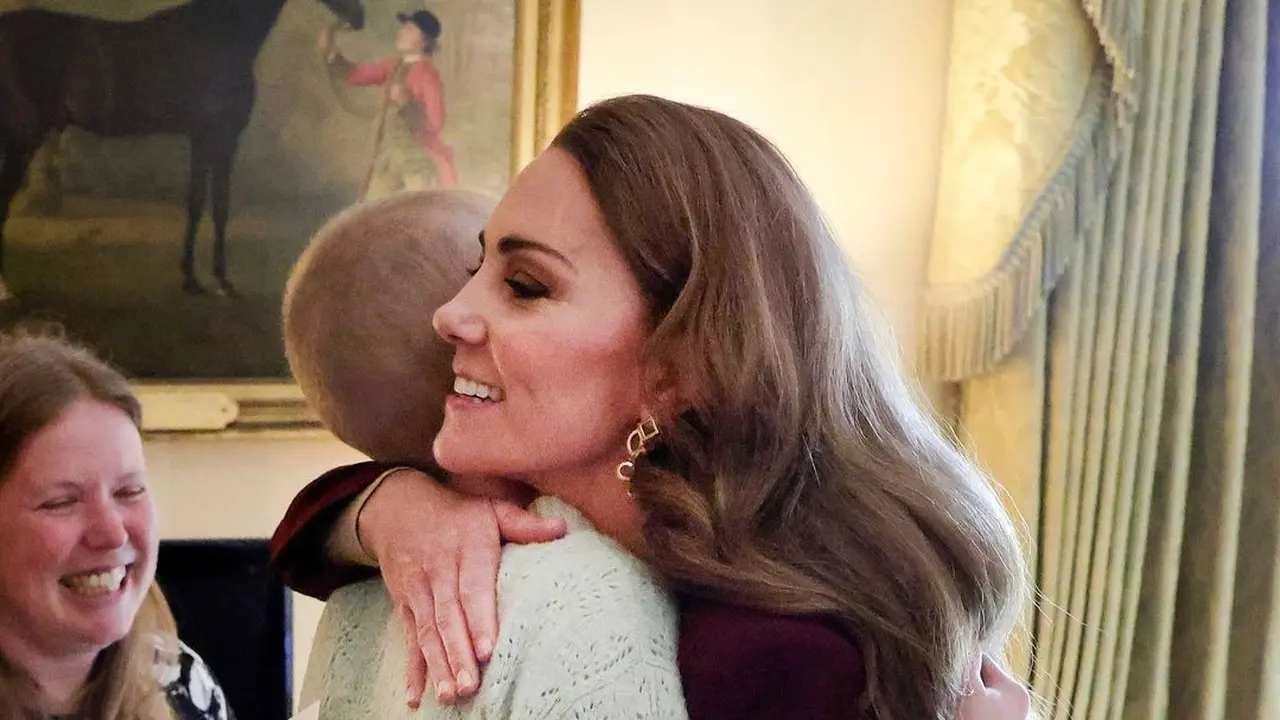 Anggun dengan Busana Marun, Kate Middleton Peluk Hangat Remaja Penderita Kanker Langka di Istana