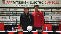 Pelatih Timnas Indonesia, Shin Tae-yong (kiri) dan kapten Timnas Indonesia, Fachruddin Aryanto berfoto&nbsp;saat konferensi pers prematch Piala AFF 2022 antara Indonesia melawan Kamboja di Stadion Utama Gelora Bung Karno (SUGBK), Jakarta, Kamis (22/12/2022). (Bola.com/Bagaskara Lazuardi)