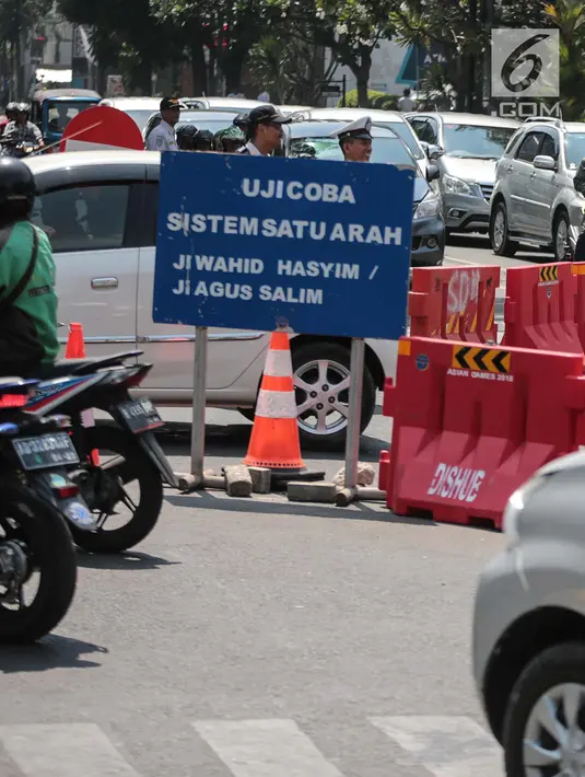 Papan informasi terpasang saat uji coba sistem satu arah di Jalan KH Wahid Hasyim, Jakarta, Selasa (9/10). Selain itu, sistem satu arah dapat mengintegrasikan lalu lintas jalan Kebon Sirih yang sudah lebih dulu satu arah. (Liputan6.com/Faizal Fanani)