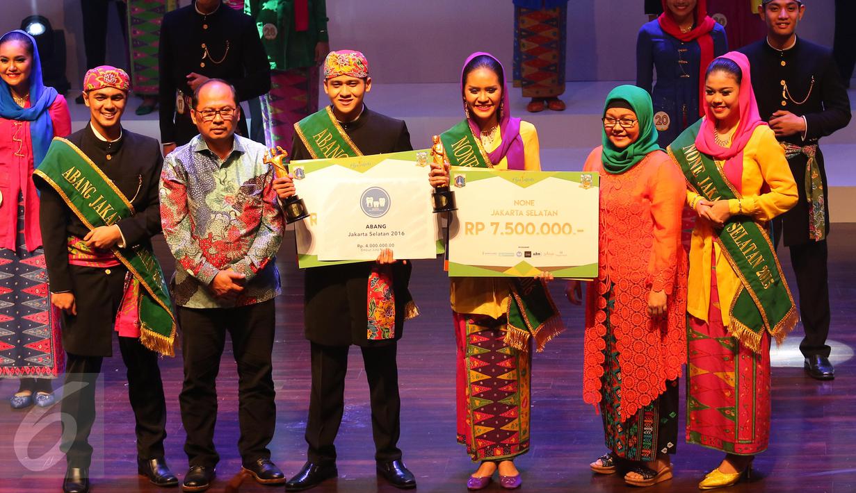 Pemenang Abang None Jakarta Selatan 2016, Dony Febriansyah dan Syarifa Nadira Putri saat menerima hadiah di Jakarta, (20/5). Acara tersebut dihadiri juga oleh Wakil Wali Kota Jakarta Selatan, Irmansyah. (Liputan6.com/Angga Yuniar)