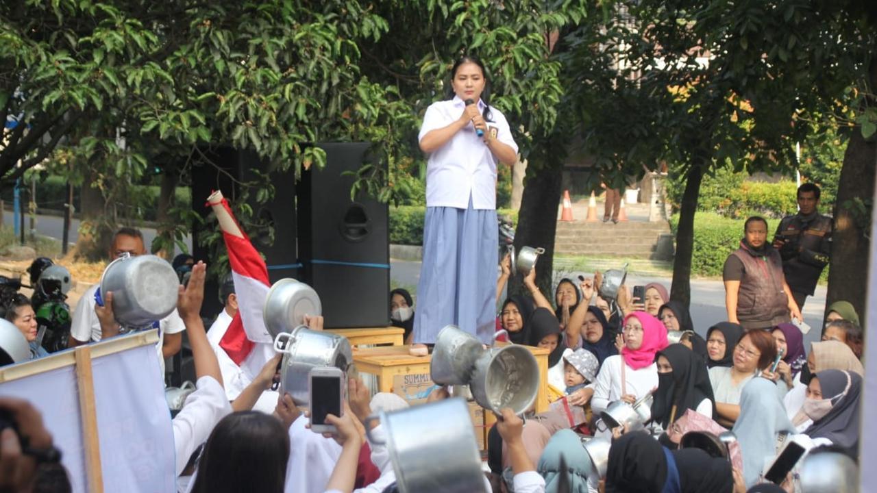 Ratusan ibu-ibu membawa panci dan centong demo di depan SMAN 3 Kota Bogor terkait karut marut proses penerimaan peserta didik baru (PPDB) sistem zonasi di Kota Bogor, Jawa Barat, Selasa (25/7/2023) pagi.