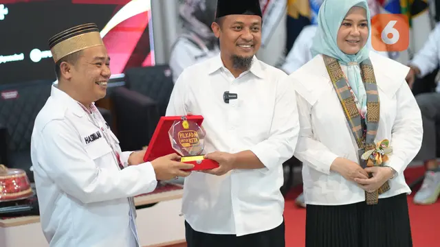 Andi Sudirman Sulaiman-Fatmawati Rusdi saat mendaftar di KPU Sulsel (Liputan6.com/Fauzan)