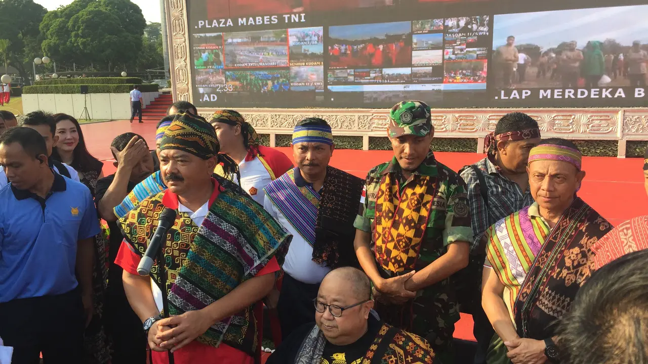 Panglima TNI Marsekal Hadi Tjahjanto bangga atas prestasi pecahnya rekor Museum Rekor Indonesia (MURI) dan rekor dunia, peserta terbanyak Tari Gemu Famire.