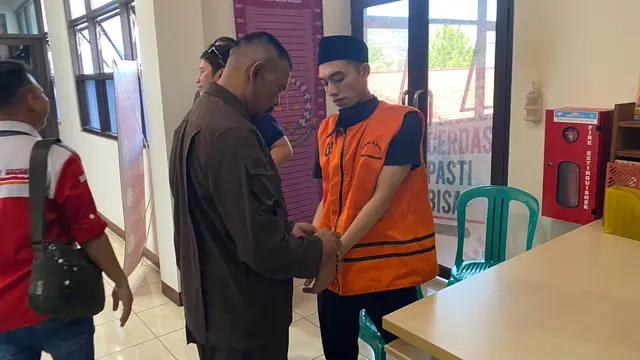 Tersangka korupsi dana desa eks Sekdes Cikahuripan, Kecamatan Kadudampit, Kabupaten Sukabumi saat digiring petugas Kejari Sukabumi. (Liputan6.com/Istimewa).