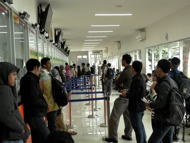 Sejumlah penumpang kereta api saat mengantri membeli tiket di Stasiun Pasar Senen, Jakarta, Jumat (13/3/2015). PT KAI akan menaikkan harga tiket per 1 April 2015, kenaikan dipengaruhi oleh fluktuasi harga bahan bakar minyak. (Liputan6.com/Faizal Fanani)
