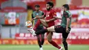 Penyerang Liverpool, Mohamed Salah, berebut bola dengan pemain Aston Villa, John McGinn, pada laga Premier League di Stadion Anfield, Minggu (5/7/2020). Liverpool menang 2-0 atas Aston Villa. (AP/Shaun Botterill)