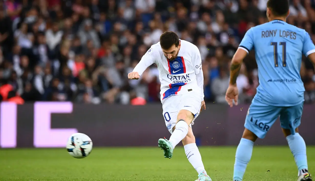 Gol Lionel Messi pun dicetak dari luar kotak penalti. Selain menyumbang satu gol dalam laga ini, dia juga menyumbang satu assist. (AFP/Franck Fife)