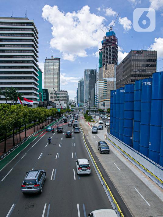 Sejumlah kendaraan melintas disamping proyek pembangunan MRT fase dua di Jalan MH Thamrin, Jakarta, Senin (22/3/2021). Dishub DKI Jakarta akan memberlakukan rekayasa lalu lintas di sekitaran pembangunan jalur MRT fase dua yang dimulai pada hari ini. (Liputan6.com/Faizal Fanani)