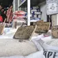 Sejumlah jenis beras dijual di Pasar Induk Beras Cipinang (PIBC), Cipinang, Jakarta Timur, Selasa (31/1/2023). Menurut pekerja salah satu agen, kelangkaan beras yang terjadi saat ini akibat gagal panen di daerah pemasok. (merdeka.com/Iqbal S. Nugroho)