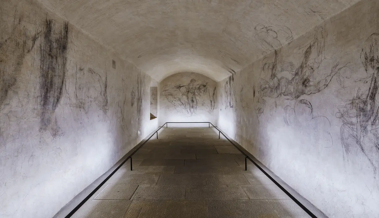 Gambar arang halus yang oleh beberapa ahli dikaitkan dengan Michelangelo terlihat di dinding sebuah ruangan yang digunakan untuk menyimpan batu bara hingga tahun 1955 di dalam Kapel Medici, Florence, Italia tengah, Selasa, 31 Oktober 2023. 
(AP Photo/Fareed Khan)