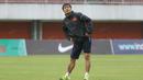 Pelatih Vietnam, Nguyen Huu tengah melakukan pemanasan bersama timnya di  di Stadion Maguwoharjo, Sleman, Yogyakarta, Sabtu (08/10/2016). (Bola.com/Nicklas Hanoatubun)