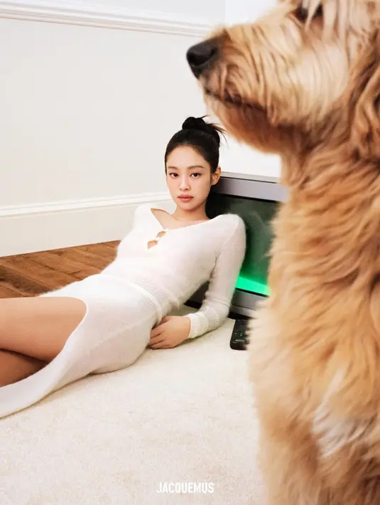 Terakhir, Jennie tampak lebih mature dengan slit long dress berbahan cashmere yang super nyaman [@jacquemus]