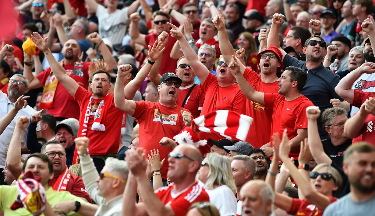 Fans Liverpool memberikan dukungan kepada timnya saat laga lanjutan Liga Inggris 2024/2025 melawan Arsenal di Anfield, Liverpool, Inggris, Minggu (11/05/2025) waktu setempat. (AFP/Peter Powell)