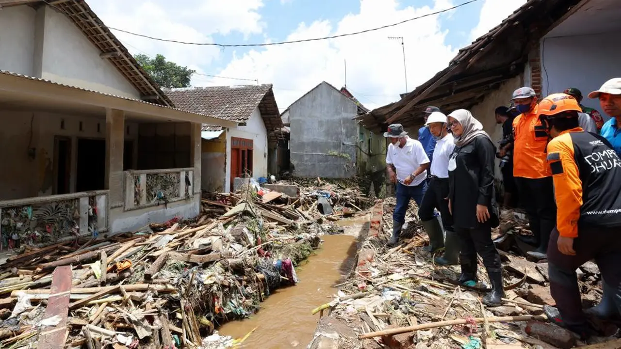 Ipuk saat meninjau lokasi banjir di Banyuwangi. (Hermawan/Liputan6.com)