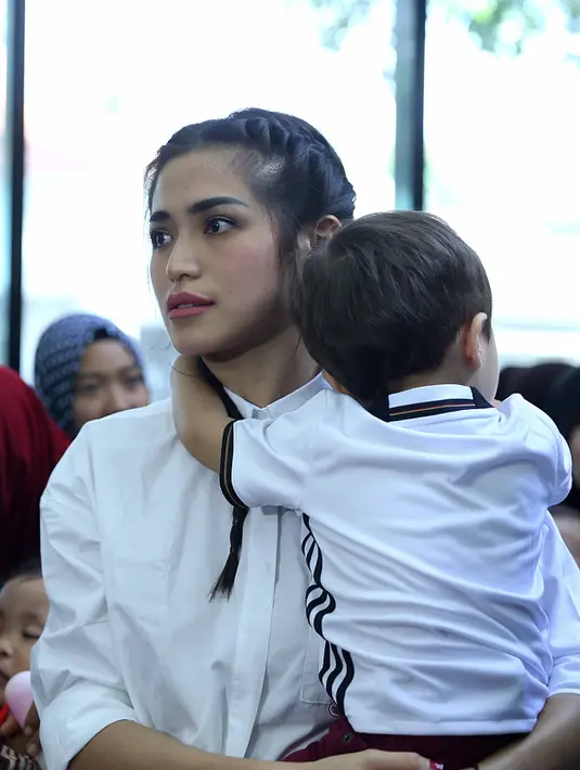 Kegiatan sosial bagi anak kurang beruntung itu dilakasanakan di Rumah Sakit Khusus Bina Estetika, kawasan Menteng, Jakarta Pusat, Sabtu (19/11/2016). (Nurwahyunan/Bintang.com)