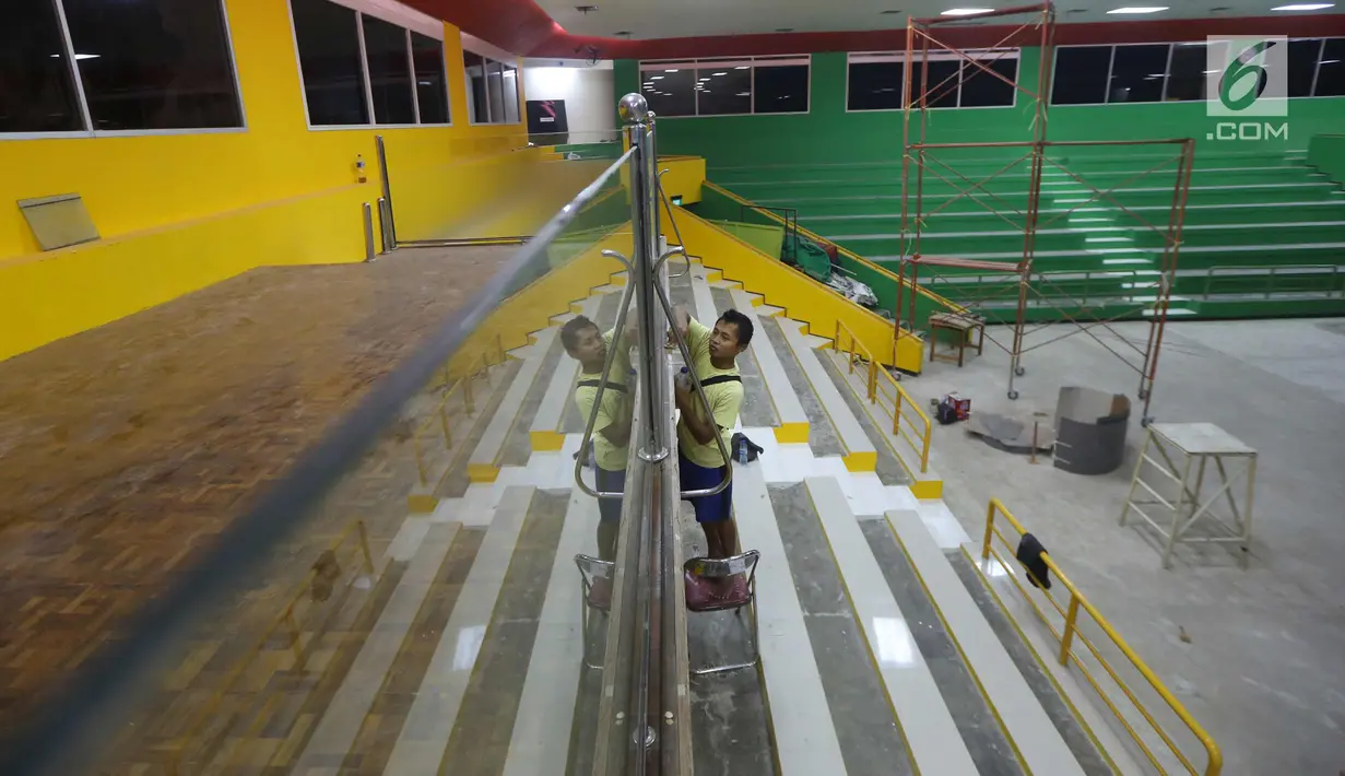 Pekerja menyelesaikan proyek renovasi gelanggang olahraga (GOR) Soemantri Brodjonegoro, Jakarta, Kamis (18/1). Renovasi ini bertujuan untuk menunjang kegiatan Asian Games 2018. (Liputan6.com/Arya Manggala)