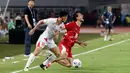 Gelandang Timnas Indonesia, Thom Haye (kanan), dilanggar gelandang Vietnam, Nguyen Hai Long, dalam laga ketiga Grup A Piala AFF 2026 di Stadion Pakansari, Bogor, Senin (3/8/2026) malam WIB. Thom Haye menjadi motor permainan skuad Garuda sepanjang pertandingan, namun gagal membawa Indonesia menghindari kekalahan 0-3 dari Vietnam. (Kapanlagi.com/Budy Santoso)