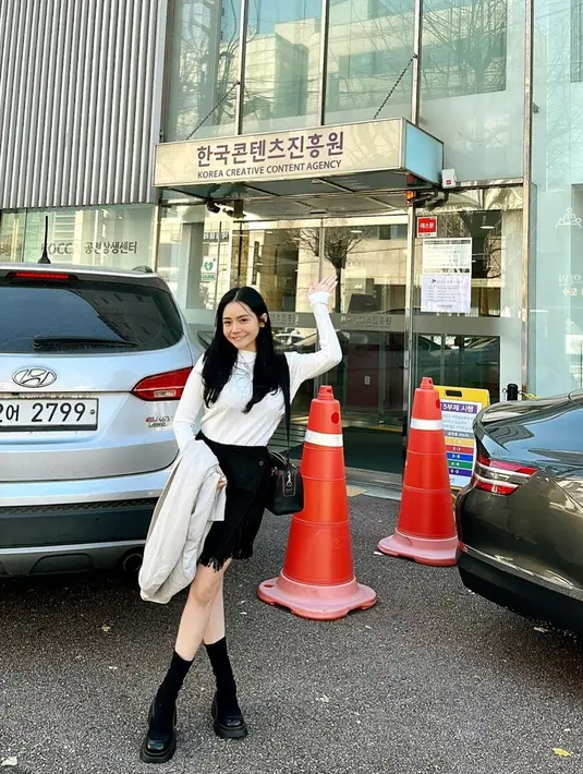 Kaus kaki panjang dan loafer hitam pun menyempurnakan penampilannya di momen itu. [@mysamawar]