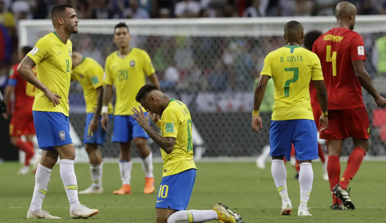 Striker Brasil, Neymar, tampak kecewa usai dikalahkan Belgia pada laga perempat final Piala Dunia di Kazan Arena, Kazan, Jumat (6/7/2018). Belgia menang 2-1 atas Brasil. (AP/Andre Penner)