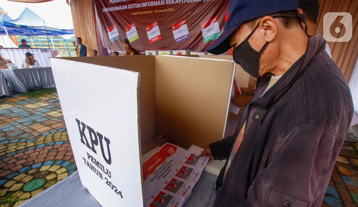 Simulasi dilakukan mulai dari pendaftaran, pencoblosan, penghitungan hingga perekapan surat suara pada pemungutan suara Pemilu 2024. (merdeka.com/Arie Basuki)