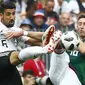 Gelandang Jerman, Sami Khedira, berebut bola dengan bek Meksiko, Hector Herrera, pada laga Grup F Piala Dunia di Stadion Luzhniki, Moskow, Minggu (17/6/2018). Meksiko menang 1-0 atas Jerman. (AP/Matthias Schrader)