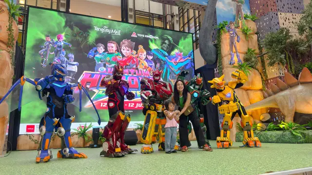 Mengintip Liburan di Dalam Kota Ala Artis, Ada Dea Ananda Membawa Sang Anak Melihat Pertunjukan Super Hero