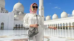 Isa Zega segera meluruskan kabar ia telah jadi simpanan Rizky Billar. Ia sendiri menyebut sudah lama tak berhubungan dengan Rizky Billar.(Liputan6.com/IG/@zega_real).