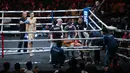 Petarung Indonesia, Serieal Effendy, ditandu keluar ring setelah mendapatkan tendangan keras dari petarung Malaysia, Ammarul Shafiq, pada pertandingan Byon Combat Showbiz Vol. 6 di Tennis Indoor Senayan, Jakarta, Sabtu (22/10/2025). (Bola.com/M Iqbal Ichsan)