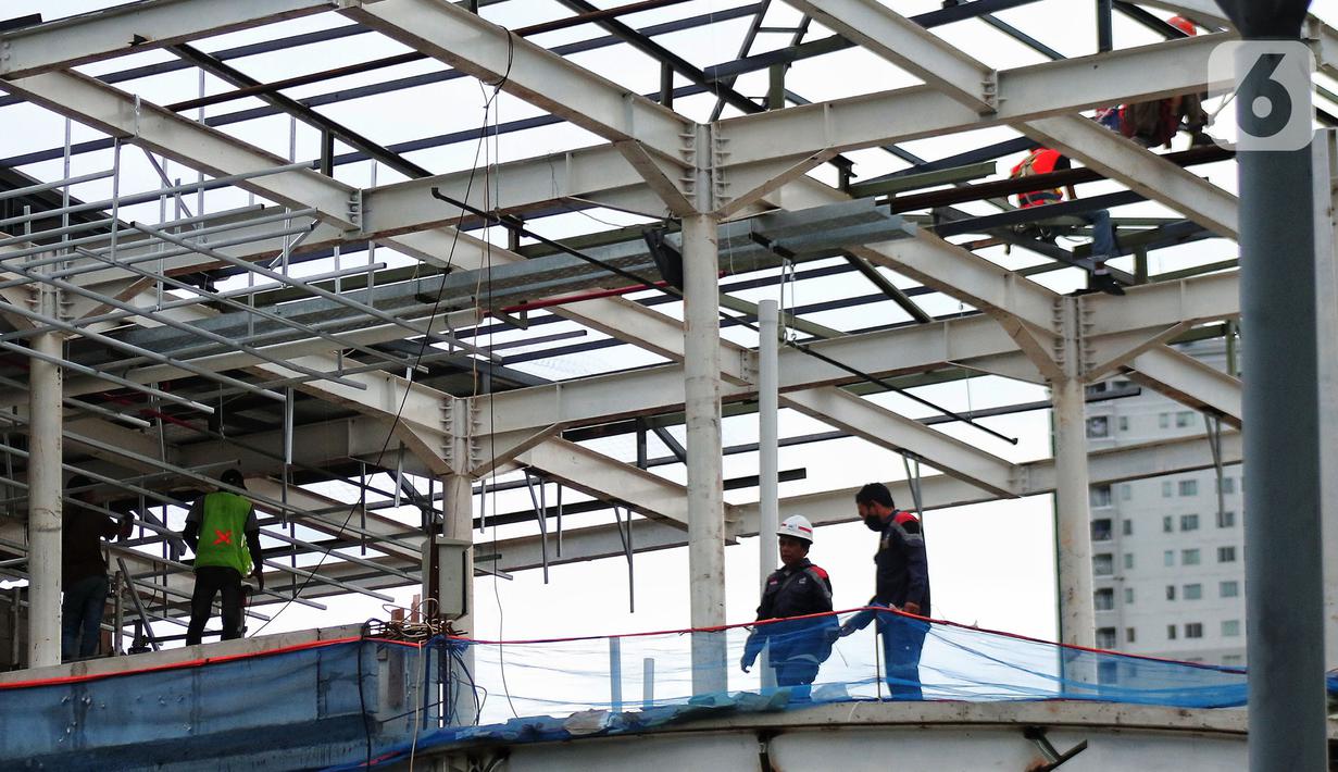 Pekerja menyelesaikan proyek halte Trans Jakarta, di Sudirman, Jakarta, Jumat (18/11/2022). BPJS Ketenagakerjaan (BPJAMSOSTEK) Kantor Wilayah DKI Jakarta mencatat sepanjang Januari hingga Maret 2022 terjadi 61.805 kasus kecelakaan kerja dan mayoritas dialami pekerja usia 20-25 tahun. (Liputan6.com/Angga Yuniar)
