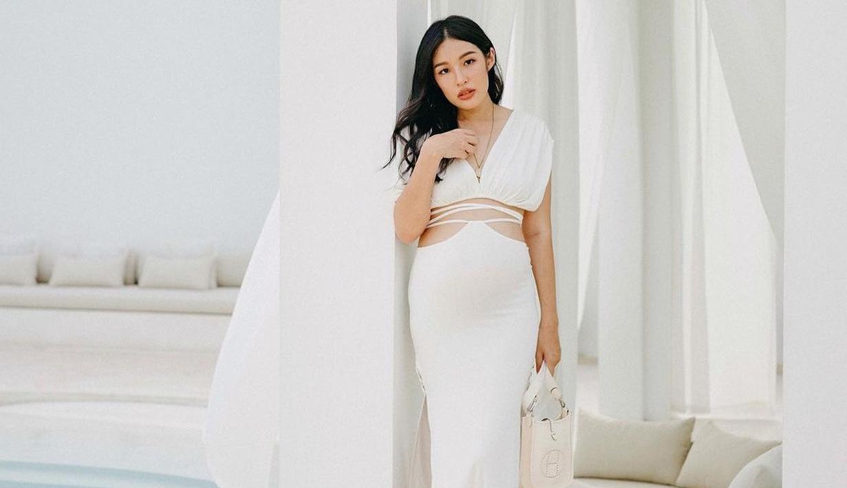 Istri chef Arnold ini tampil memesona saat menjalani pemotretan terbaru. Tengah mengandung anak kedua, Tiffany memamerkan baby bump-nya yang sudah semakin besar. Dengan balutan outfit berwarna putih, wanita kelahiran 1990 ini tampil begitu elegan sesuai warna background pada foto. (Liputan6.com/IG/@tiffanysoetanto)