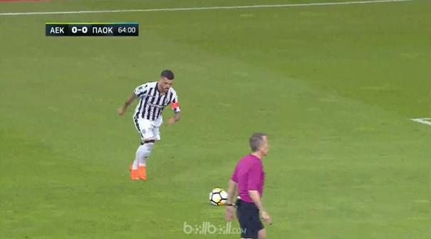 Runner up Liga Super Yunani PAOK sukses kalahkan rival mereka AEK Athens dengan skor 2-0 di laga final Piala Yunani. Vieirinha bik...