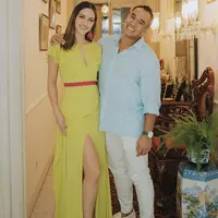 Nia tampil mengenakan slit drees warna hijau sage, dengan aksen belt warna pink yang membuatnya tampil elegan.&nbsp; (@ramadhaniabakrie)