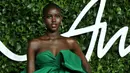 Model Sudan Selatan-Australia, Adut Akech berpose di karpet merah saat menghadiri The Fashion Awards 2019, London, Inggris, Senin (2/12/2019). The Fashion Awards adalah acara tahunan yang menyoroti orang-orang luar biasa dan bisnis berpengaruh dalam industri mode global. (ISABEL INFANTES/AFP)