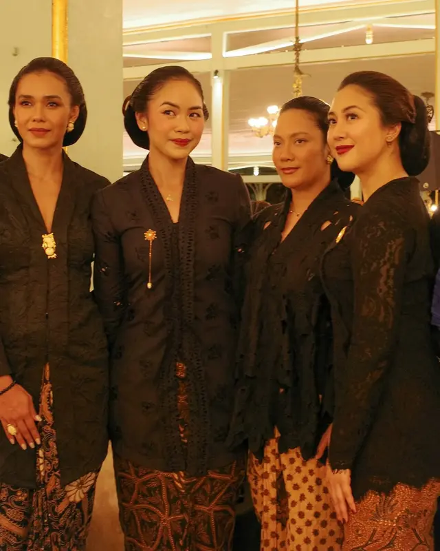 Potret 7 seleb ikuti ritual kirab Malam Satu Suro Solo 2025, penuh khidmat