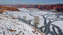 Foto dari udara yang diabadikan pada 3 Desember 2020 ini menunjukkan pemandangan Mahuangliang Loess Geopark usai turun salju di Kota Yulin, Provinsi Shaanxi, China barat laut. (Xinhua/Tao Ming)