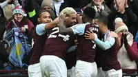 Para pemain Aston Villa merayakan gol Morgan Rogers ke gawang Manchester City dalam lanjutan Premier League 2024/2025, Sabtu (21/12/2024). (AFP/Paul Ellis)