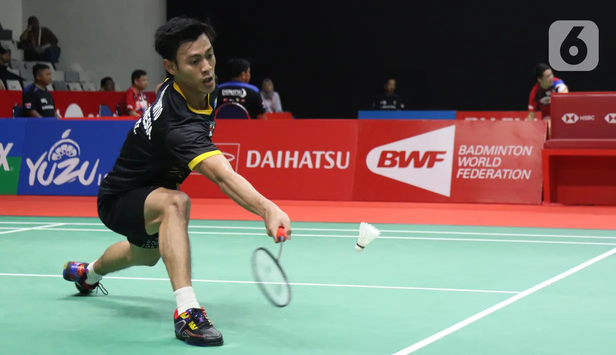 Pebulutangkis Indonesia, Shesar Hiren Rhustavito mengembalikan kok ke arah Kidambi Srikanth (India) pada babak pertama tunggal putera Indonesia Masters 2020 di Istora GBK, Jakarta, Rabu (15/1/2020). Shesar Hiren Rhustavito unggul 18-21 21-12 21-14. (Liputan6.com/Helmi Fithriansyah)