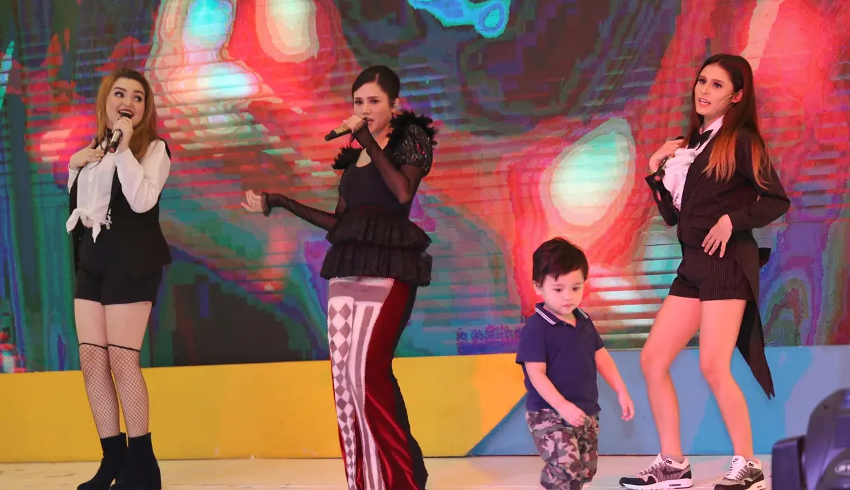 Soal album, Mulan mengaku tak mau selalu bergantung pada suaminya yang dikenal sebagai musisi senior tersebut. Album ini sebagai ajang pembuktiannya. (Nurwahyunan/Bintang.com)