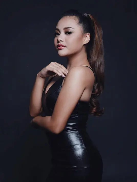 Lihat betapa seksinya Aurel Hermansyah saat mengenakan busana hitam berbahan latex. Dengan rambutnya yang diikat, membuatnya ia terlihat lebih cantik. (Foto: instagram.com/aurelie.hermansyah)