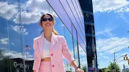 Setelan berwarna pink yang dipadukan baju putih senada sneakers, gaya Pevita Pearce ini bisa dijadikan inspirasi. Dirinya juga terlihat menambahkan kesan santai memakai kacamata hitam yang memiliki warna sama dengan hand bag. (Liputan6.com/IG/@pevpearce)