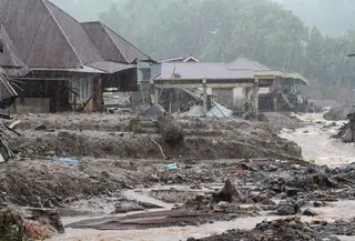 Sementara, di Sumatera Barat, dampak bencana tercatat lebih meluas hingga mencakup 13–14 kabupaten/kota. Tampak dalam foto, rumah-rumah terlihat rusak setelah banjir melanda Malalak, Sumatera Barat, Kamis 27 November 2025. (AP Photo/Ade Yuandha)