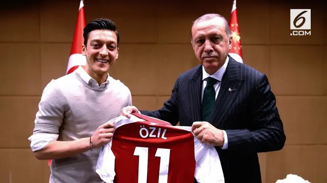 Mesut Ozil, yang memutuskan pensiun dari timnas Jerman. Ozil mengambil sikap tersebut karena adanya perlakuan rasis dan sikap tidak hormat terhadap dirinya.