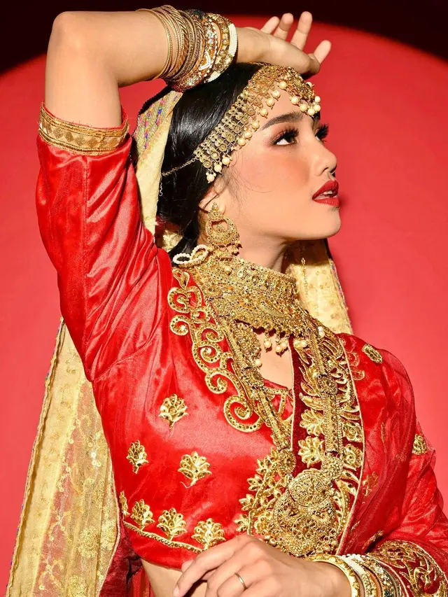8 Gaya Pemotretan Terbaru Fuji An dengan Busana India, Tampil Memesona