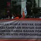 Puluhan buruh melakukan aksi unjuk rasa di depan gedung Kementerian Perdagangan, Jakarta Selasa (22/3/2022). Aksi menuntut Kementerian Perdagangan untuk menurunkan harga minyak goreng dan harga bahan pokok di pasar tradisional serta mendesak Menteri Perdagangan diganti. (merdeka.com/Imam Buhori)