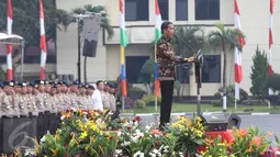 Presiden Jokowi menjadi inspektur upacara dalam apel Korps Brimob Polri di Kelapa Dua, Depok, Jumat (11/11). Dalam kesempatan itu, Presiden Jokowi tetap meminta Brimob untuk waspada untuk segala masalah keamanan. (Liputan6.com/Immanuel Antonius)